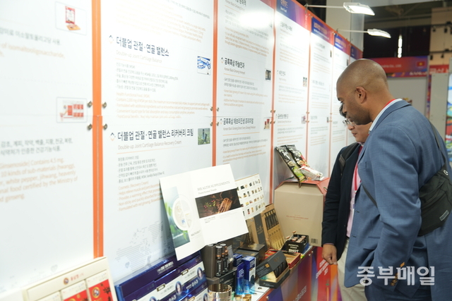 ▲ 18일 금산종합체육관에서 열린 금산 K-INSAM 수출 상담회에서 미국 바이어가 상품을 살펴보고 있다. /황인제