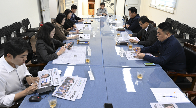 ▲ 중부매일 9월 독자권익위원회가 지난달 30일 본사 5층 회의실에서 열렸다.  /김성렬