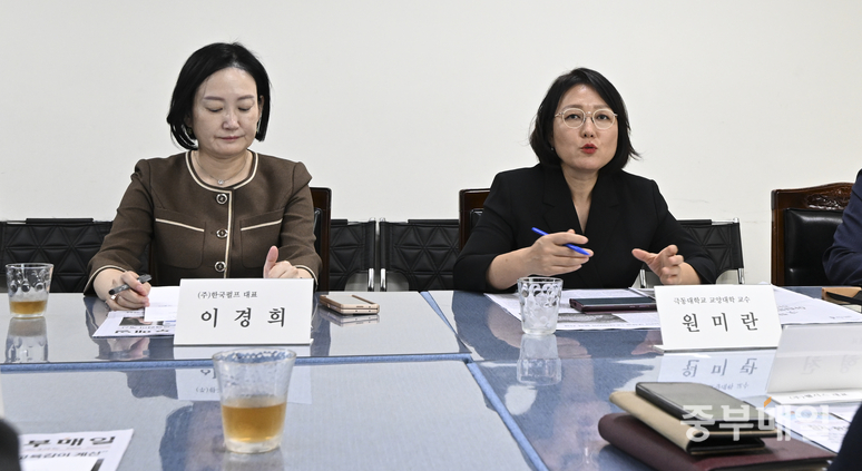 ▲ 중부매일 9월 독자권익위원회가 지난달 30일 본사 5층 회의실에서 열렸다.  /김성렬