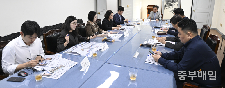 ▲ 중부매일 9월 독자권익위원회가 지난달 30일 본사 5층 회의실에서 열렸다.  /김성렬