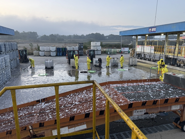 ▲ 21일 밤 충북 음성군 대소면 한 화학공장에서 화학물질이 누출되어 제거 작업을 하고 있다. / 음성소방서