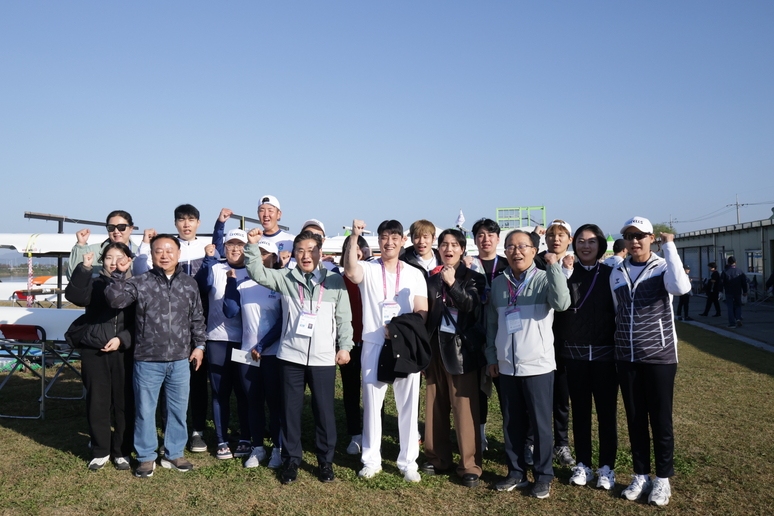 ▲ 제45회 전국장애인체육대회에 출전한 충북 조정 선수단이 화이팅을 외치고 있다. / 충북장애인체육회