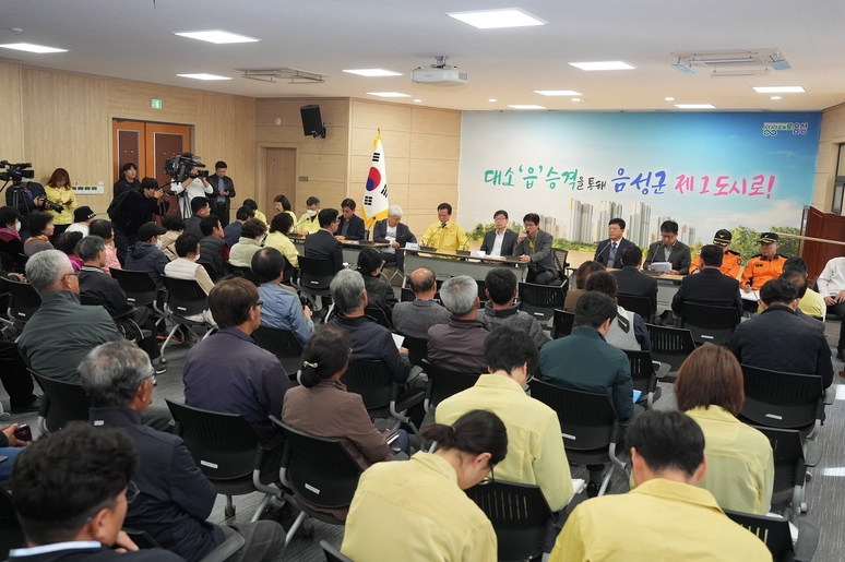 ▲ 음성군 대소면에서 최근 발생한 ‘화학물질 유출 사고’와 관련해 현재 사고 수습 국면에 진입했다. 지난 6일 열린 주민설명회에는 주민 150여 명과 음성군, 원주지방환경청, 음성소방서, 화학물질안전원, 충주화학재난합동방재센터, 유관기관 관계자 등 200여 명이 참석했으며, 이 자리에서 각 기관은 수습을 위한 조치 사항과 향후 대응 방향 등에 대해 중점 설명했다./음성군