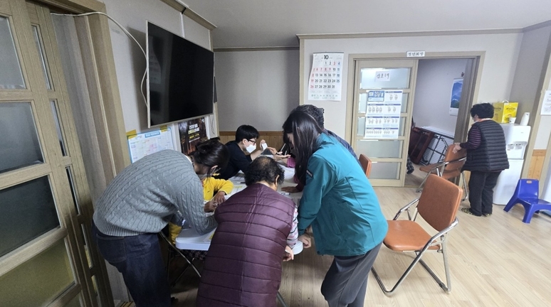 ▲ 음성군 대소면에서 최근 발생한 ‘화학물질 유출 사고’와 관련해 현재 사고 수습 국면에 진입했다.음성군을 비롯한 관계기관들은 주민들의 입원 및 통원 치료 환자의 건강 상태 모니터링을 지속하고, 화학사고 조사단이 본격 조사 착수에 나서는 만큼, 조사가 신속하고 원활히 이뤄질 수 있도록 적극적인 지원을 이어 나갈 예정이다./음성군