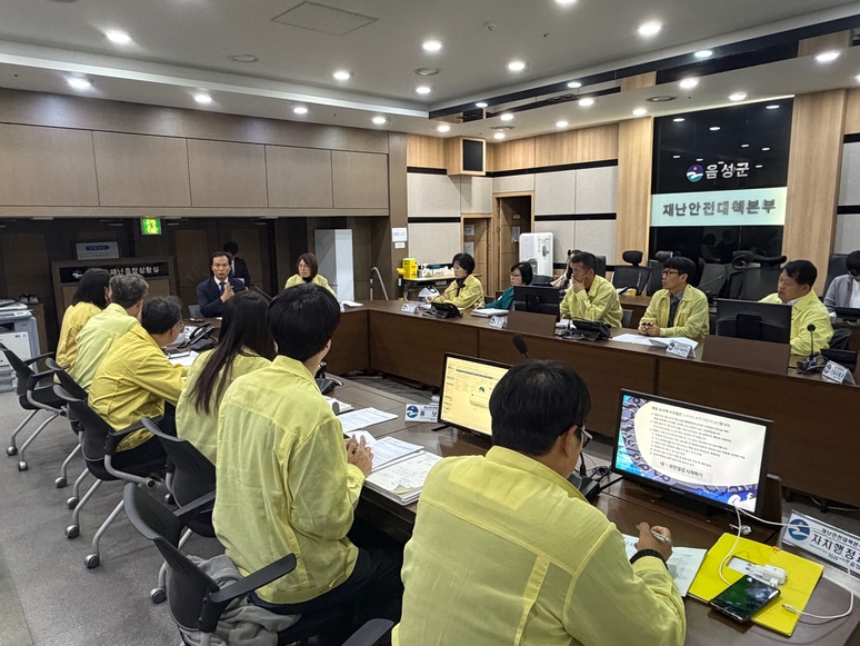 ▲ 음성군 대소면에서 최근 발생한 ‘화학물질 유출 사고’와 관련해 현재 사고 수습 국면에 진입했다.음성군은 재난안전대책본부를 가동하고 원주지방환경청, 충주화학재난합동방재센터, 소방서 등 관계 기관과 함께 사고 수습을 위해 전방위로 대응하고 있다./음성군