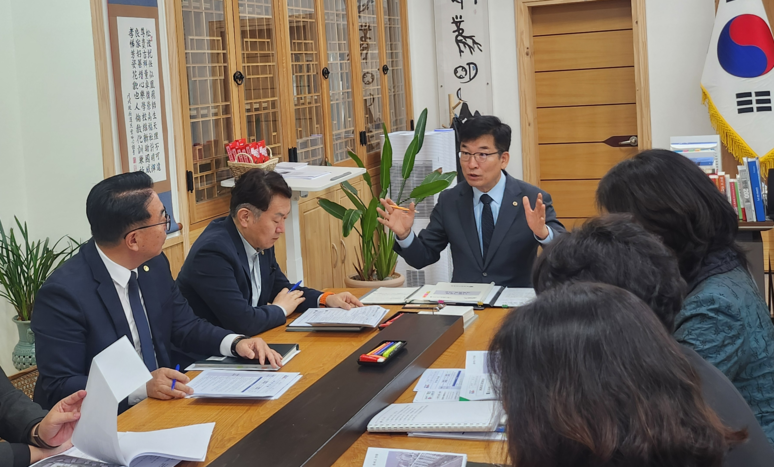 ▲ 윤건영 충북교육감이 7일 오전 기획회의에서 최근 행감 기간 중 영동지원청 소속 A씨 사망 소식과 관련해 깊은 애도를 표하고, 조직안정과 직원들 심리 지원을 강조하고 있다. / 충북교육청