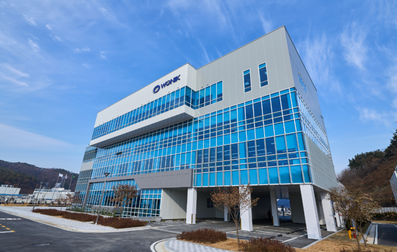 ▲ 원익머트리얼즈는 8일 발표한 2025년 3분기 잠정 실적에서 매출액 828억 원, 영업이익 142억 원을 기록했다.