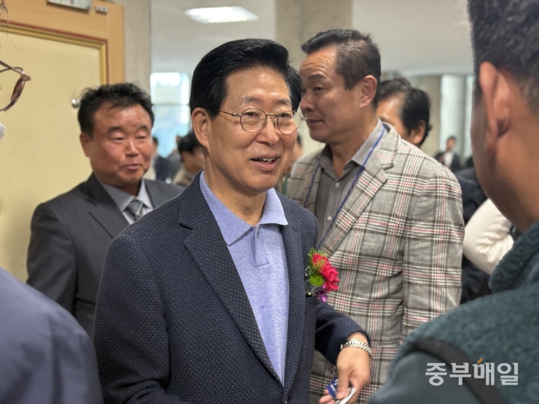 ▲ 양승조 전 충남도지사가 8일 충남 금산군 추부면 중부대학교에서 열린 북콘서트를 진행하기에 앞서 참석자들과 인사를 나누고 있다. /황인제