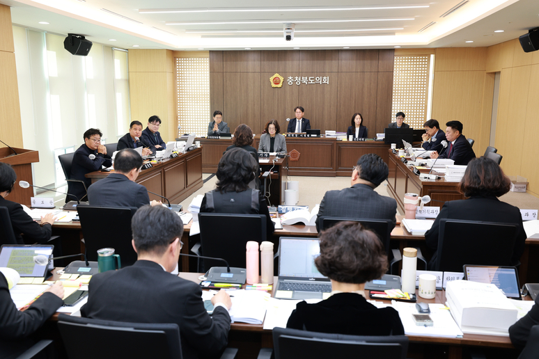 ▲ 충북도의회 교육위원회는 10일 충북교육청 공무원 사망 여파로 중지됐던 행정사무감사를 재개했다. / 충북도의회