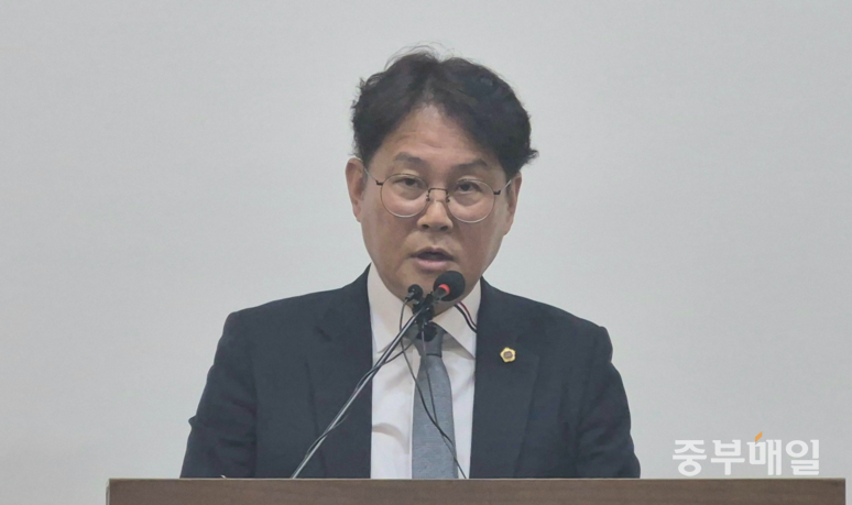 ▲ 이정범(국민의힘·충주2) 충북도의회 교육위원장이 10일 충북도청 브리핑룸에서 ‘피감기관 공무원 사망사고’에 대한 진상규명을 약속하고 있다. /신동빈