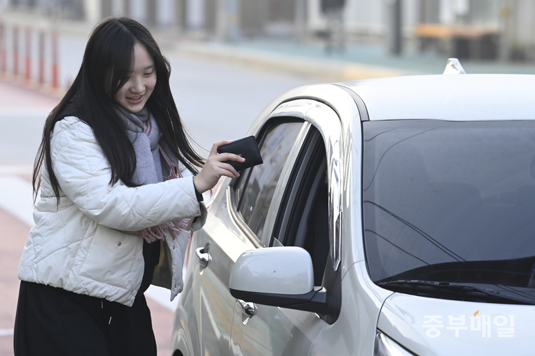 ▲ 2026학년도 대학수학능력시험일인 13일 청주시 상당구 일신여자고등학교 교문에서 한 수험생이 부모님에게 지갑을 건내받고 있다. /김성렬