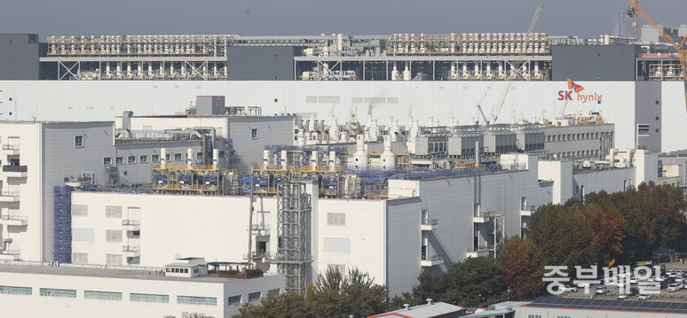 ▲ SK 하이닉스 M15X 준공을 앞두고 있는 16일 청주시 흥덕구 SK 하이닉스의 전경 모습. /김성렬