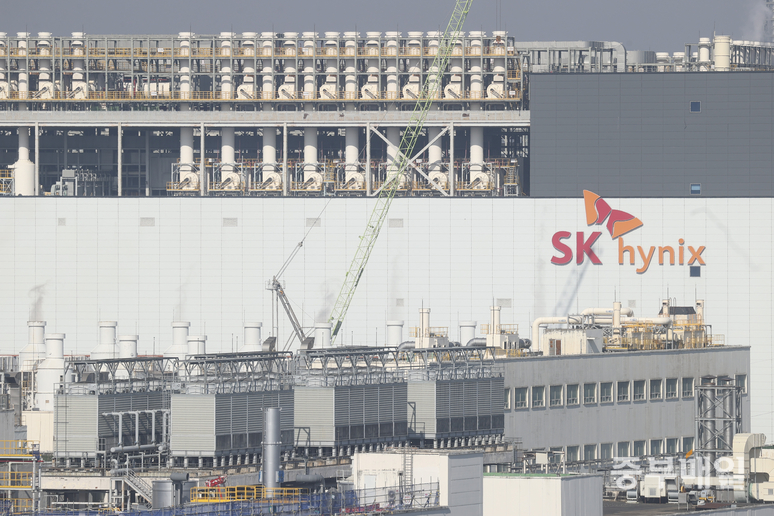 ▲ SK 하이닉스 M15X 준공을 앞두고 있는 16일 청주시 흥덕구 SK 하이닉스의 전경 모습. /김성렬