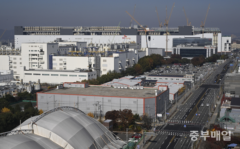 ▲ SK 하이닉스 M15X 준공을 앞두고 있는 16일 청주시 흥덕구 SK 하이닉스의 전경 모습. /김성렬