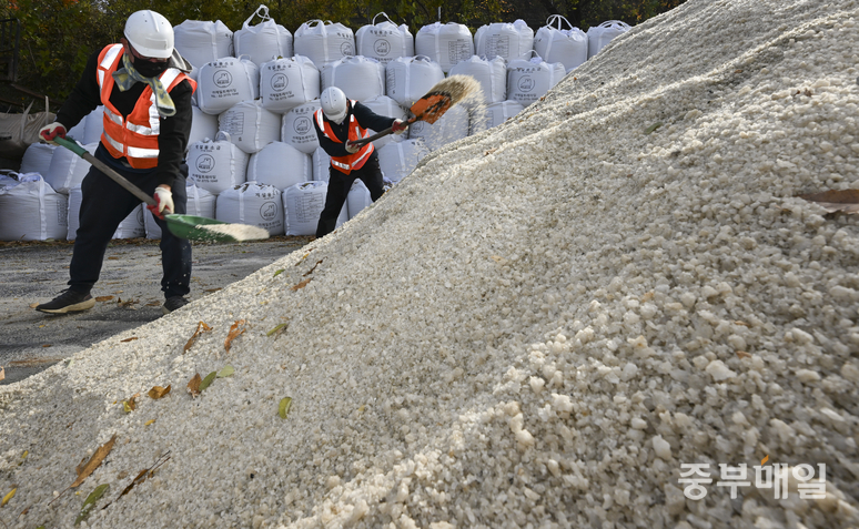 ▲ 낮 최고기온이 10도 안팎을 기록하며 초겨울 날씨를 보인 17일 청주시 제설창고 관계자들이 제설용 염화칼슘을 정리하고 있다. /김성렬
