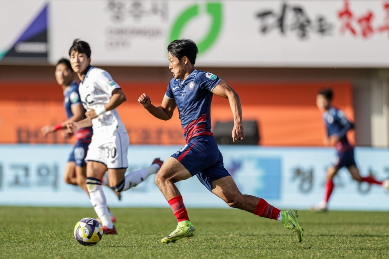 ▲ 지난 9일 청주종합경기장에서 진행된 충북청주FC와 서울이랜드 경기 모습. / 충북청주FC