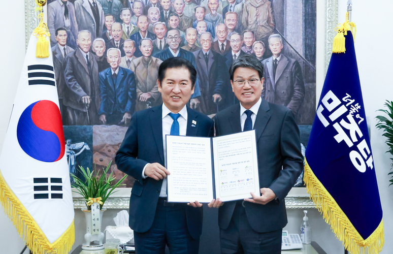 ▲ 김돈곤 청양군수가 정정래 대표에게 건의문을 전달했다. / 청양군