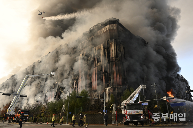 ▲ 15일 충남 천안시 동남구 풍세면 이랜드패션물류창고에서 화재가 발생해 검은 연기를 내뿜고 있다. /김성렬