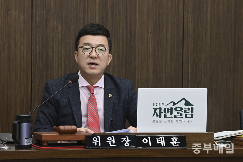 ▲ 이태훈 충북도의회 건설환경소방위원장이 18일 상임위 회의실에서 열린  ‘제430회 충북도의회 정례회 제1차 건소위 회의’에서 오송참사 추모비 건립예산과 관련한 질의를 하고 있다. /김성렬