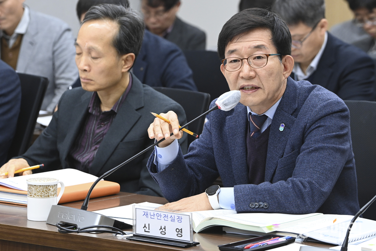 ▲ 신성영 충북도 재난안전실장이 18일 충북도의회 건설환경소방위원회 회의실에서 열린  ‘제430회 충북도의회 정례회 제1차 건소위 회의’에서 오송참사 추모비 건립예산 편성을 요구하고 있다. /김성렬