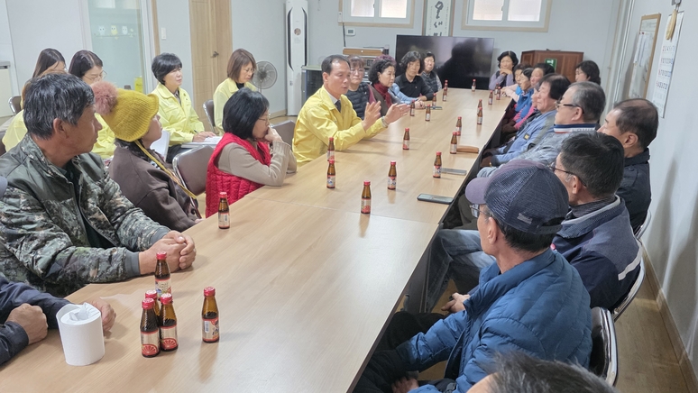 ▲ 조병옥 군수가 주민들과 간담회를 하고 있다. / 음성군