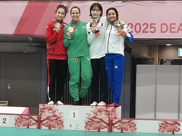 ▲ 서은지(오른쪽 두 번째)가 시상대에서 동메달을 내보이며 기념 촬영을 하고 있다. / 증평군