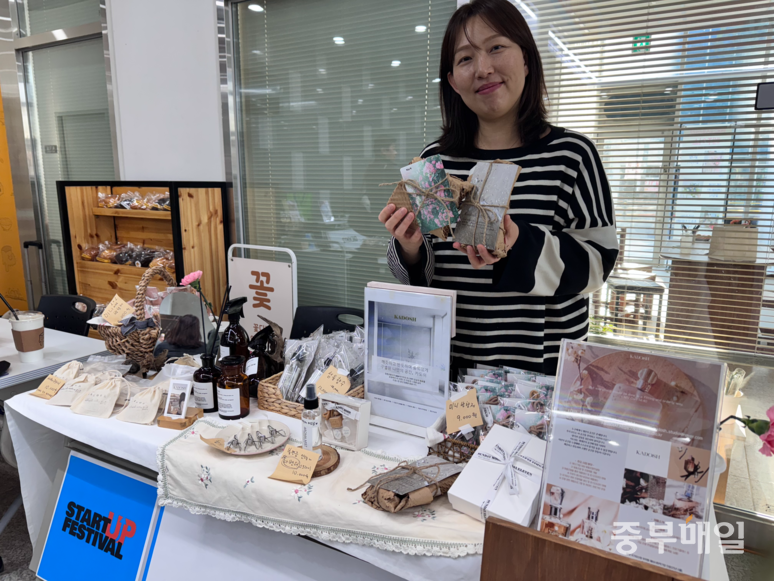 ▲ 출산과 육아로 경력단절을 겪고 창업에 성공한 키도쉬 유희경 대표가 ‘2025 청주시 중장년 스타트업 페스티벌’에 참여해 천연 섬유유연제 등을 소개하고 있다. / 박소담