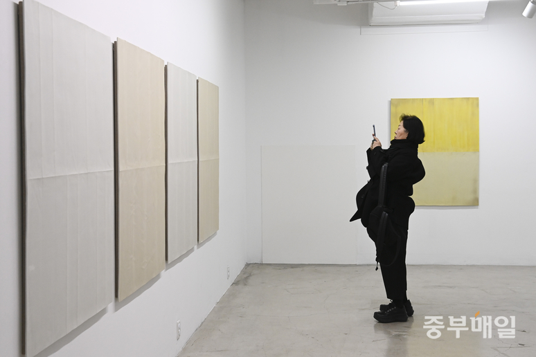 ▲ 19일 청주시 상당구 우민아트센터에서 열린 2025 기획초대 이승희 개인전 <전전긍긍 Anxious Serenity>전시 오프닝에 참석한 내빈들이 작품들을 둘러보고 있다. /김성렬