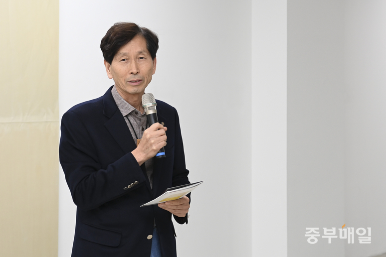 ▲ 강전섭 청주문화원 원장이 19일 청주시 상당구 우민아트센터에서 열린 2025 기획초대 이승희 개인전 <전전긍긍 Anxious Serenity>전시 오프닝에서 축사를 하고 있다. /김성렬