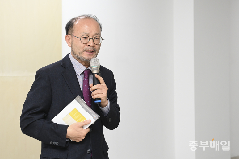 ▲ 변광섭 청주시문화산업진흥재단 대표이사가 19일 청주시 상당구 우민아트센터에서 열린 2025 기획초대 이승희 개인전 <전전긍긍 Anxious Serenity>전시 오프닝에서 축사를 하고 있다. /김성렬