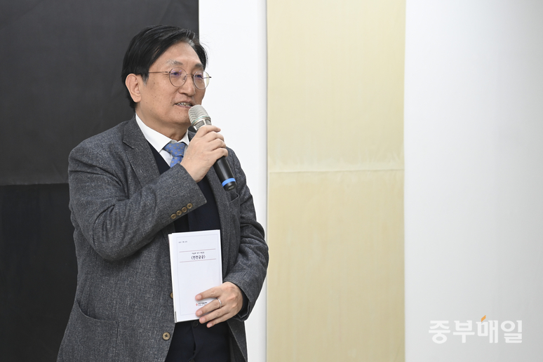 ▲ 노영민 전 대통령비서실장이 19일 청주시 상당구 우민아트센터에서 열린 2025 기획초대 이승희 개인전 <전전긍긍 Anxious Serenity>전시 오프닝에서 축사를 하고 있다. /김성렬