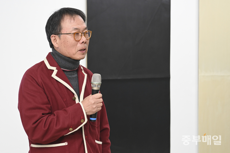 ▲ 이승희 작가가  19일 청주시 상당구 우민아트센터에서 열린 2025 기획초대 이승희 개인전 <전전긍긍 Anxious Serenity>전시 오프닝에서 인사말을 하고 있다. /김성렬