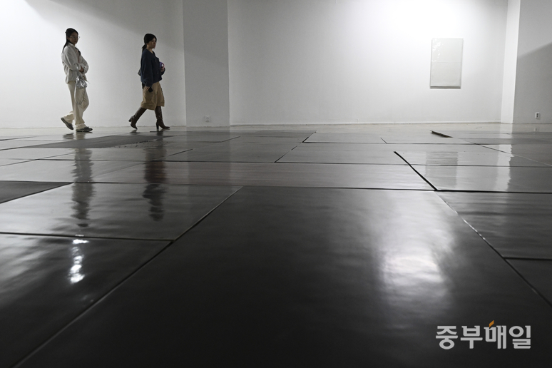 ▲ 19일 청주시 상당구 우민아트센터에서 열린 2025 기획초대 이승희 개인전 <전전긍긍 Anxious Serenity>전시 오프닝에 참석한 내빈들이 작품들을 둘러보고 있다. /김성렬