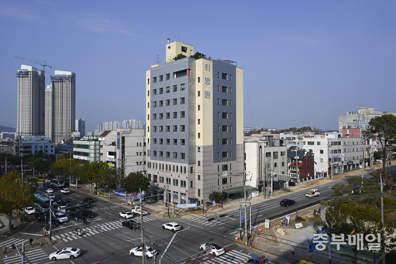 ▲ 청주 안과병원 김안과가 최병원 건물을 인수해 병원 이전 추진을 하고 있다. 사진은 청주시 흥덕구 충대사거리에 위치한 최병원 건물 전경의 모습. /김성렬