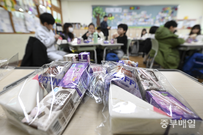 ▲ 학교 급식·돌봄 비정규직 노동자들이 총파업에 돌입한 20일 청주시 한 초등학교에서 학생들이 빵, 주스 등 대체식을 먹고 있다. /김성렬