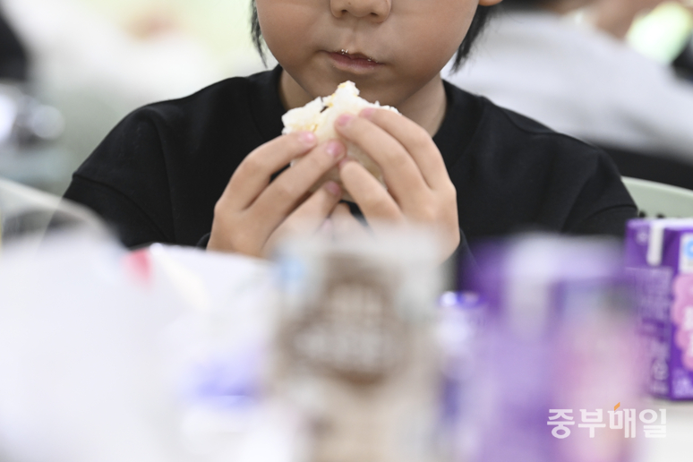 ▲ 학교 급식·돌봄 비정규직 노동자들이 총파업에 돌입한 20일 청주시 한 초등학교에서 학생들이 빵, 주스 등 대체식을 먹고 있다. /김성렬