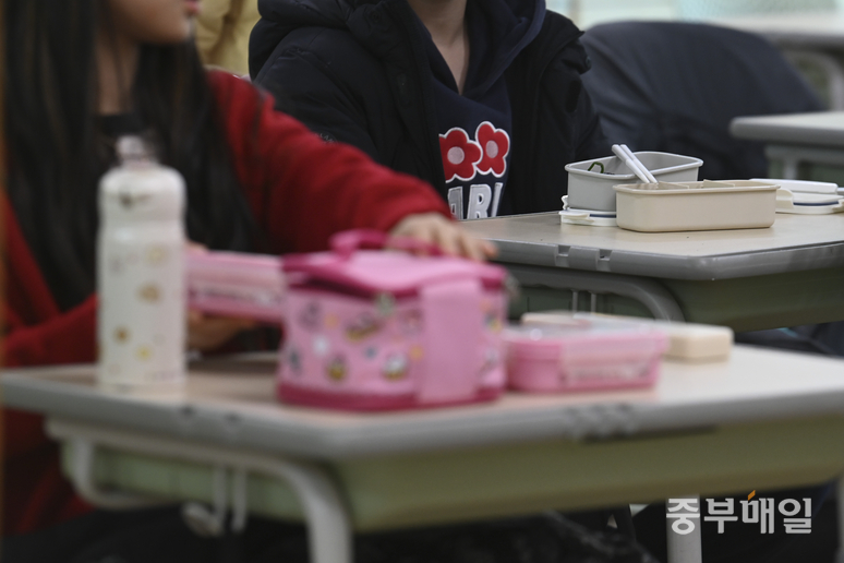 ▲ 학교 급식·돌봄 비정규직 노동자들이 총파업에 돌입한 20일 청주시 한 초등학교에서 학생들이 개인적으로 준비한 도시락을 먹고 있다. /김성렬