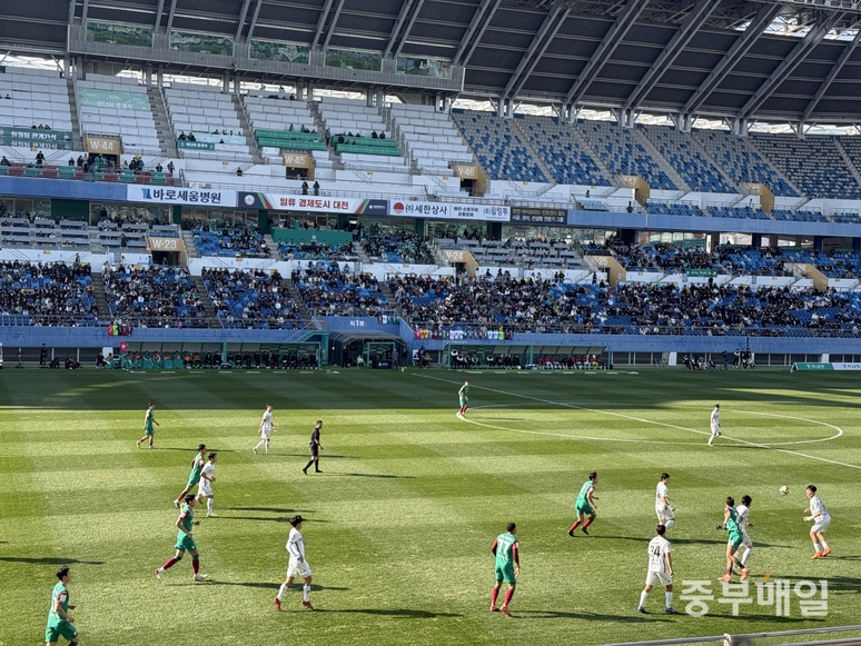 ▲ 22일 오후 2시 대전월드컵경기장에서 열린 ‘하나은행 K리그1 2025’ 37라운드에서 대전하나시티즌이 강원FC와 경기를 진행하고있다. /황인제