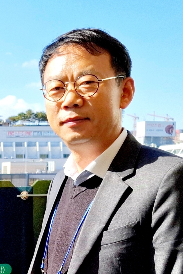 ▲ 2025년도 제5회 충북시인상에서 작품상을 수상한 정진헌 시인. / 충북시인협회