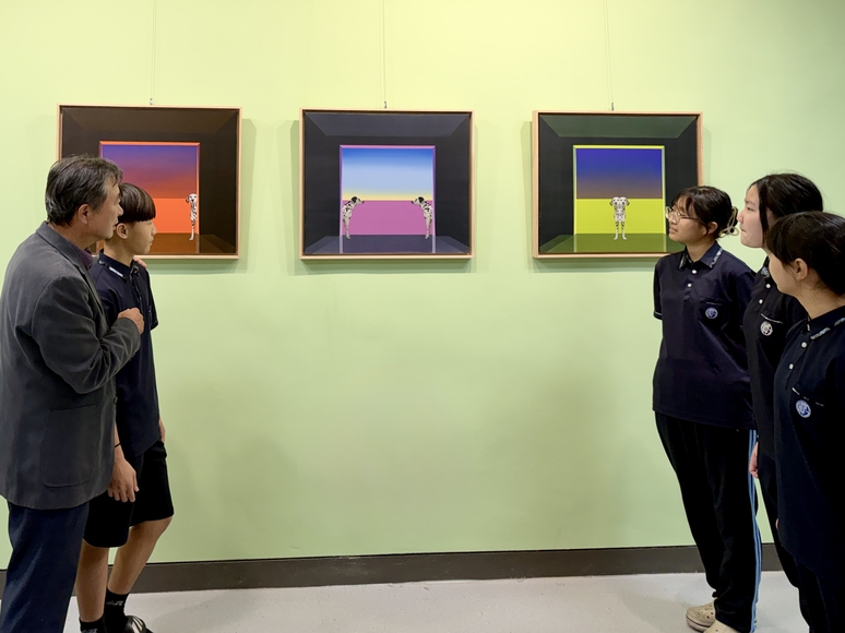 ▲ 내수중학교 학생들이 복도에 전시된 작품을 감상하고 있다. / 쉐마미술관
