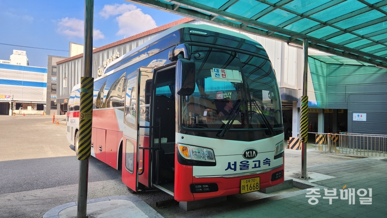 ▲ 대전~속리산을 운행하는 시외버스가 오는 12월 1일부터 1년간 운행 중단돼 속리산이 시외버스 없는 관광지로 잔락하게 됐다. 충북도는 서울고속이 신청한 이 구간 휴업허가 신청을 받아들였다. 지난 22일 낮 12시 10분 속리산을 출발해 대전으로 가기 위해 낮 12시 40분 보은시외버스터미널에 정차 중인 서울고속. / 김영이