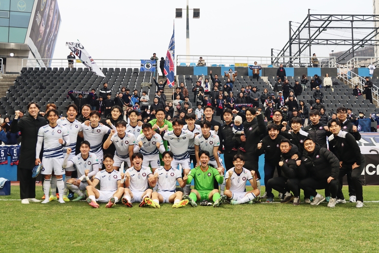 ▲ 충북청주FC가 ‘하나은행 K리그2 2025’ 39라운드 인천유나이티드FC와의 경기에서 1대 0으로 승리한 후 기념촬영을 하고 있다. / 충북청주FC