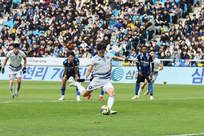 ▲ 충북청주FC가 ‘하나은행 K리그2 2025’ 39라운드 경기를 펼치고 있다. / 충북청주FC