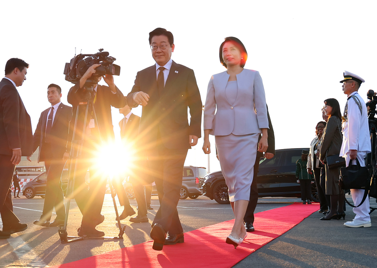 ▲ 주요 20개국(G20) 정상회의 일정을 마친 이재명 대통령과 김혜경 여사가 23일(현지시간) 다음 국빈 방문지인 튀르키예로 가기 위해 남아프리카공화국 요하네스버그 OR탐보 국제공항에서 공군 1호기로 향하고 있다. / 연합뉴스