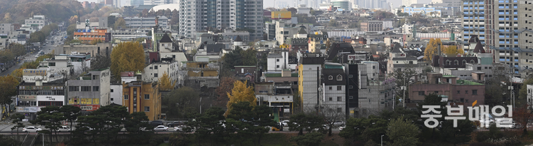 ▲ 지난 7월 청주 초고층 아파트 관리처분계획이 인가된 사직4구역의 우범지대화가 우려되고 있다. 사진은 24일 청주시 서원구 무심천 인근 사직4구역 재개발 부지의 전경. /김성렬