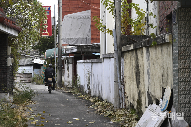▲ 한 시민이 24일 청주시 서원구 무심천 인근 사직4구역 재개발 부지에서 자전거를 타고 지나가고 있다. /김성렬