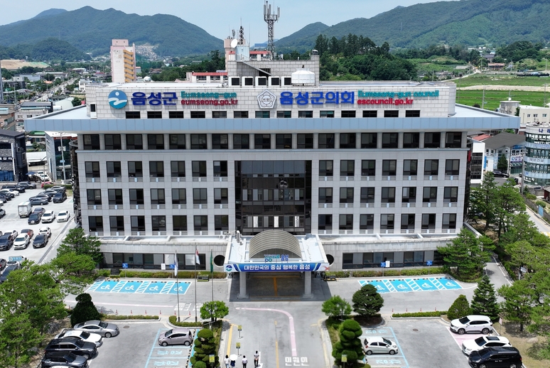 ▲ 음성군이 지난달 발생한 대소면 화학물질 유출 사고로 인해 농작물 피해를 입은 농가의 생활 안정을 위해 2차 지원금을 지급했다. 음성군은 25일 추가 피해 신고를 접수한 79농가에게 총 2천400만원의 재난지원금을 지급했다./중부매일 DB