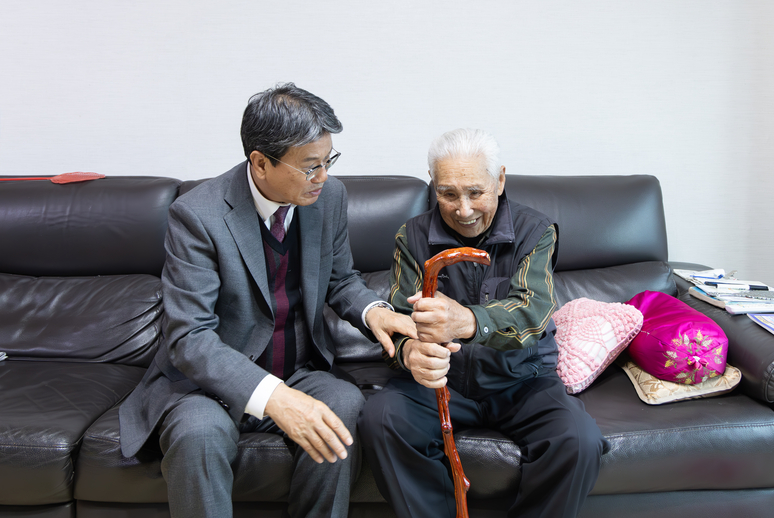 ▲ ‘100세 어르신 장수지팡이 청려장’ 전달 모습. / 청양군