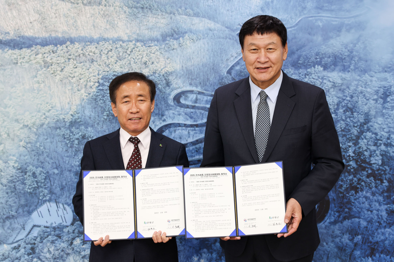 ▲ 김문근 단양군수(사진 왼쪽)와 이준희 대한씨름협회장은 지난 20일 단양군청에서 단양장사 씨름대회 유치 협약을 체결했다. / 단양군