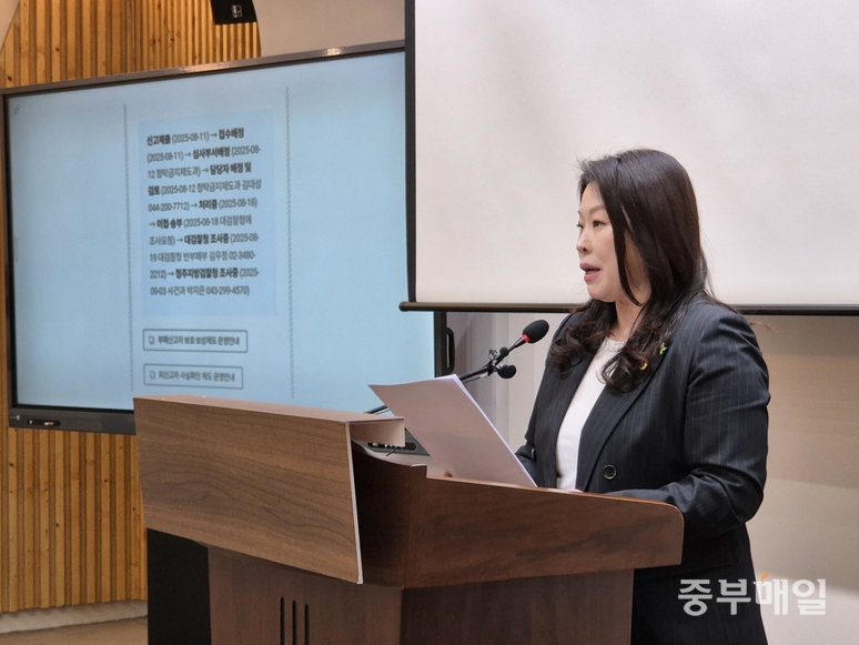 ▲ 박진희 충북도의원이 29일 충북도청 브리핑룸에서 ‘윤건영 교육감 골프장 접대 의혹’ 관련 추가 의혹을 제기하고 있다. /신동빈